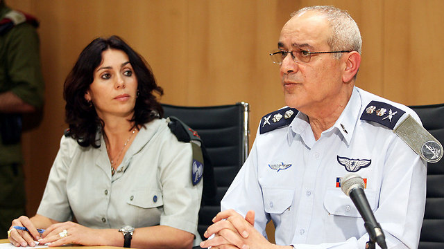 IDF spokesperson Regev and Chief of Staff Halutz, 2006 (Photo: Tomerico)