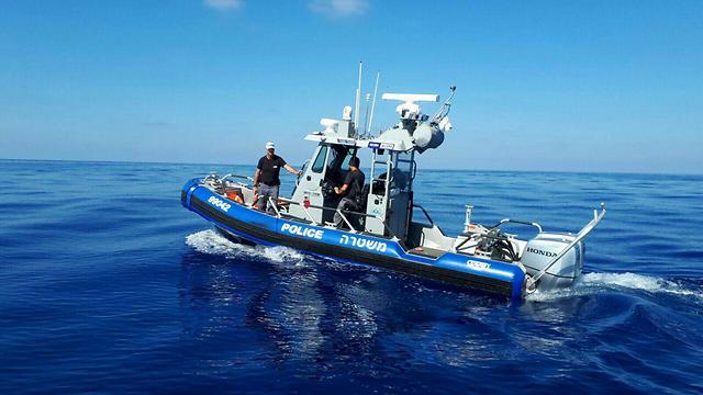 חילוץ תושב רמת הגולן שנתקע לבדו על סירה במשך שלושה שבועות (צילום: דוברות המשטרה) (צילום: דוברות המשטרה)