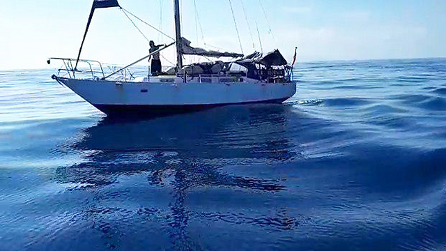 The stranded yacht and its operator (Photo: Israel Police) (Photo: Israel Police)