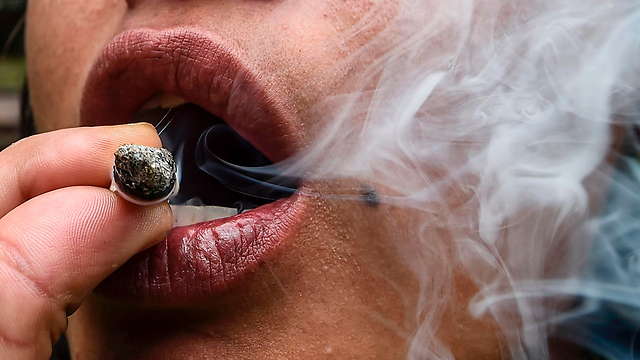 "הדו"ח לא יגרום לי לא לעשן" (צילום: AFP) (צילום: AFP)