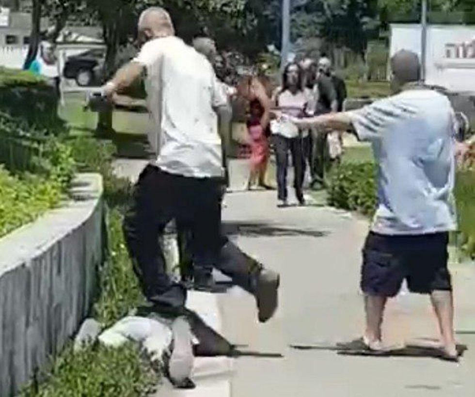 Passersby capture the attacker