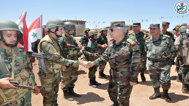 מפקד צבא סוריה בביקור ליד קוניטרה ()