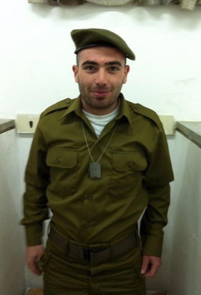 לא שובר את השושלת המשפחתית. עומר אדום (צילום: אלבום משפחתי) לא שובר את השושלת המשפחתית. עומר אדום (צילום: אלבום משפחתי)