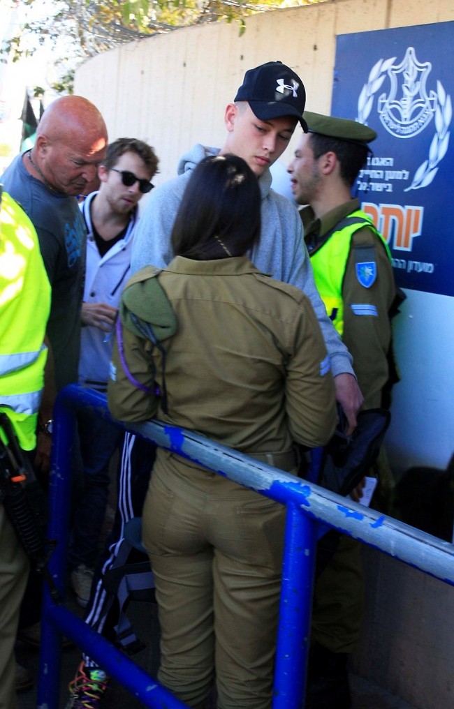 שירות מטלטל. און רפאלי מלווה באבא רפי בכניסה לבקו"ם (צילום: מוטי לבטון) שירות מטלטל. און רפאלי מלווה באבא רפי בכניסה לבקו"ם (צילום: מוטי לבטון)
