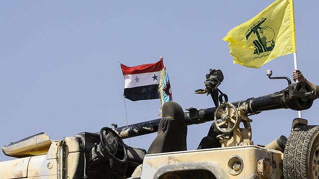 הרפתקה יקרה. כוח חיזבאללה עם דגל סוריה (צילום: AFP) (צילום: AFP)