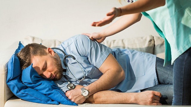 על הרופאים למצוא דרכים לשפר את איכות השינה המעטה שברשותם (צילום: shutterstock) (צילום: shutterstock)