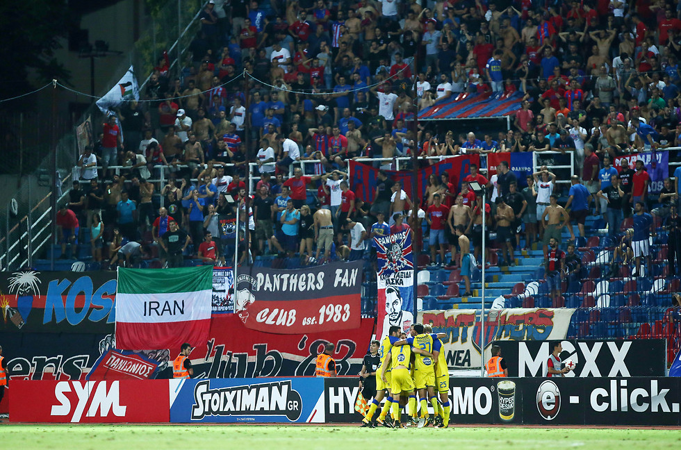 מכבי ת"א חוגגת מול דגלי איראן ופלסטין (צילום: אינטיים ספורט) (צילום: אינטיים ספורט)