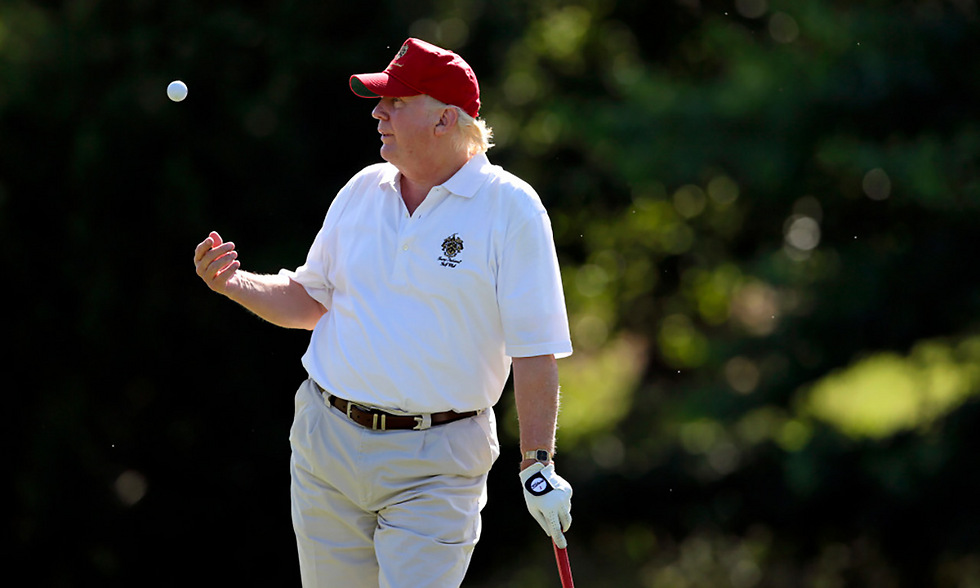 נשיא ארה"ב טראמפ משחק גולף. החשש - שוב גזענות (צילום: AP) (צילום: AP)