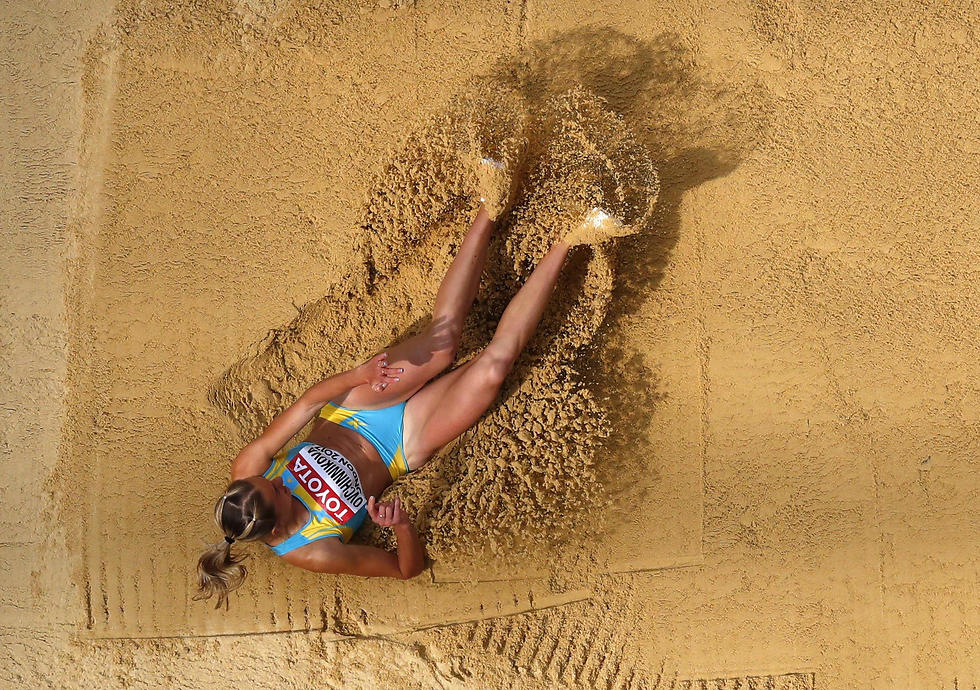 רק חול וחול. קפיצה משולשת (צילום: רויטרס) (צילום: רויטרס)