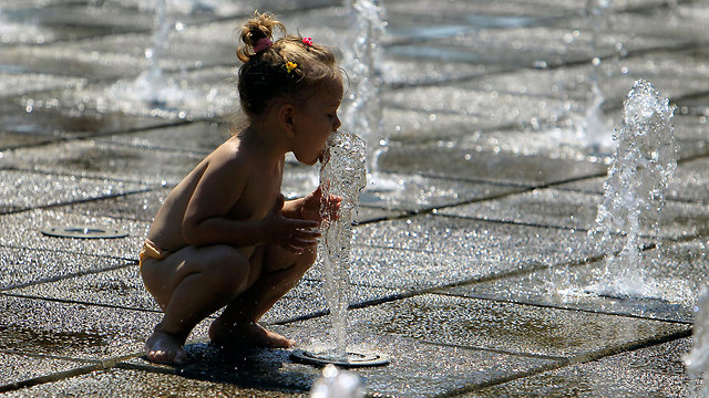 ילדה ברומניה בגל החום הכבד (צילום: EPA) (צילום: EPA)
