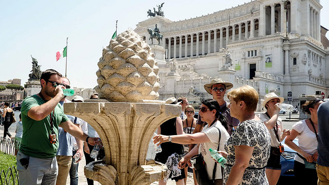 שותים לרוויה ברומא (צילום: AFP) (צילום: AFP)