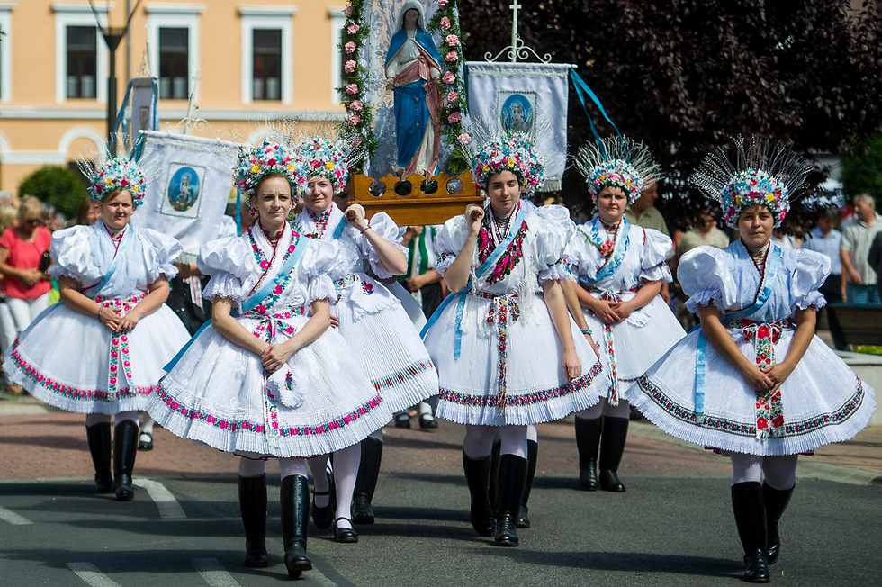 פסטיבל דתי-מסורתי בבלאסאגיארמט, הונגריה, לכבוד סנטה אנה, סבתו של ישו לפי האמונה הנוצרית (צילום: EPA) (צילום: EPA)