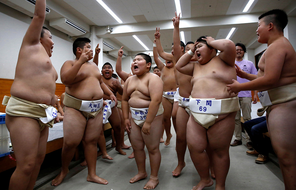 מתאבקי סומו בגיל בית ספר יסודי מתראיינים לטלוויזיה היפנית במהלך תחרות בטוקיו (צילום: רויטרס) (צילום: רויטרס)