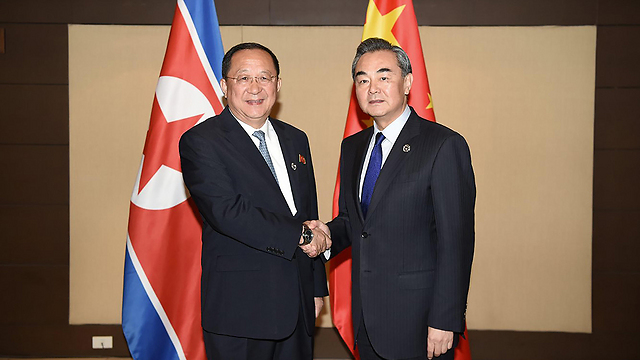 שר החוץ הסיני וואנג יי (מימין) ועמיתו הצפון קוריאני רי יונג הו (צילום: AFP) (צילום: AFP)