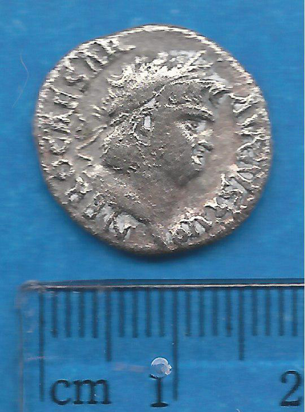 מטבע כסף שהתגלה, מימי הקיסר נירון (צילום: יהושע דריי) (צילום: יהושע דריי)