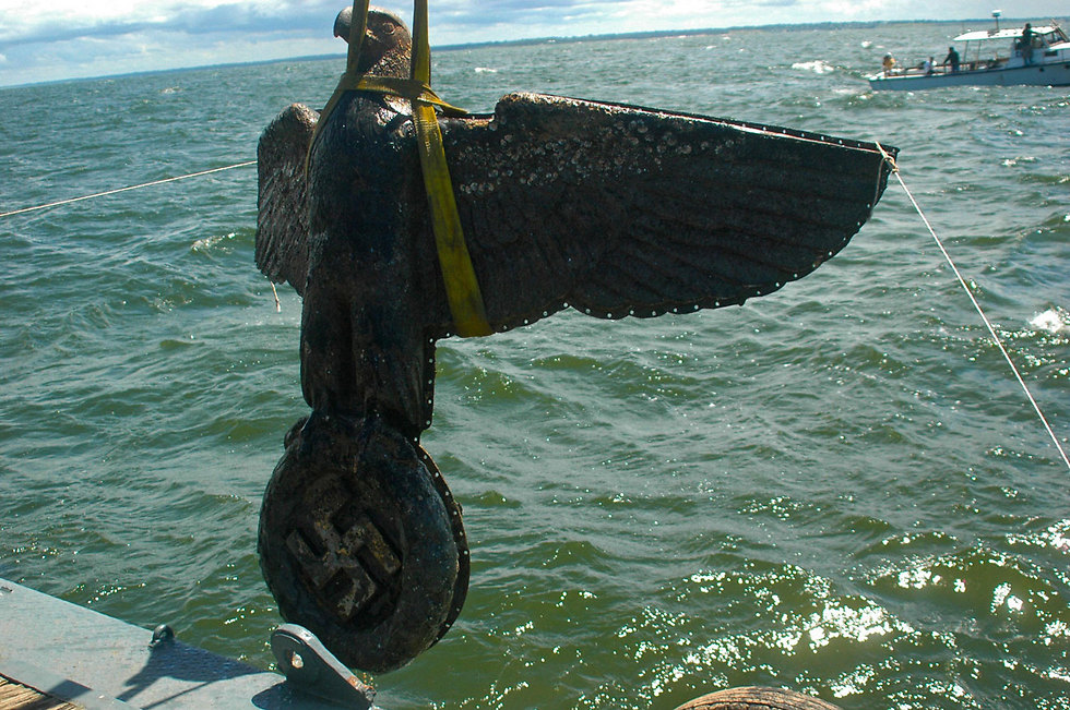 פסל הנשר שהתגלה במצולות (צילום: EPA) (צילום: EPA)