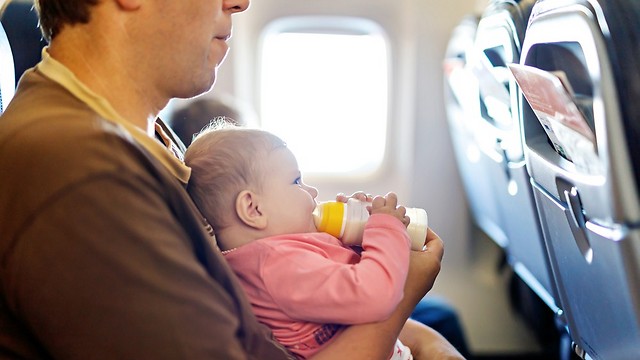 להפחית את הכאב באמצעות תנועות מציצה. תינוק על המטוס (צילום: shutterstock) (צילום: shutterstock)