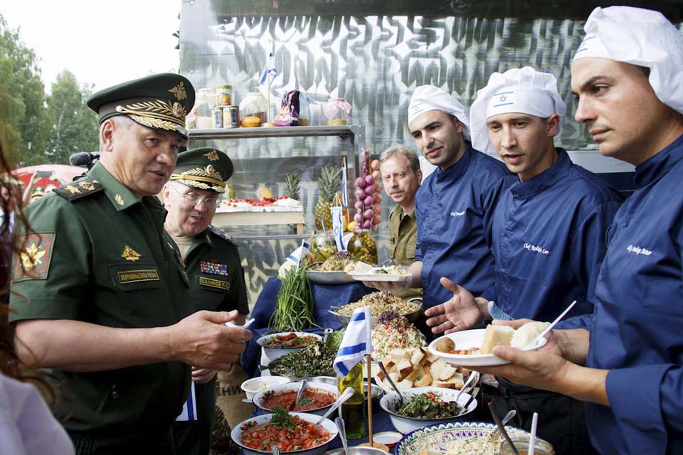 Министр обороны Шойгу пробует фалафель. Фото: пресс-служба посольства России в Израиле, 2017 год