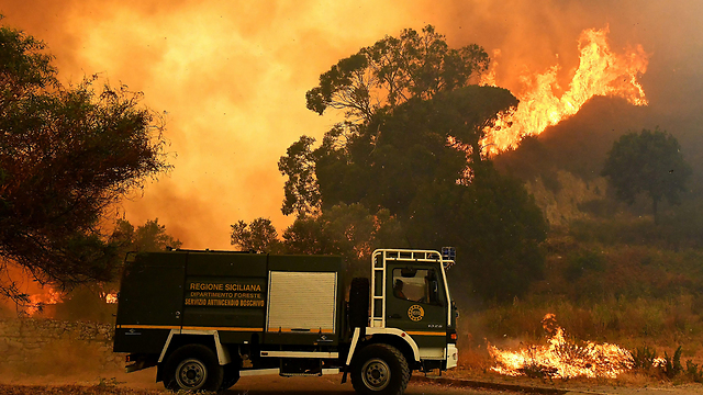 שריפה בסיציליה בחודש שעבר (צילום: AFP) (צילום: AFP)