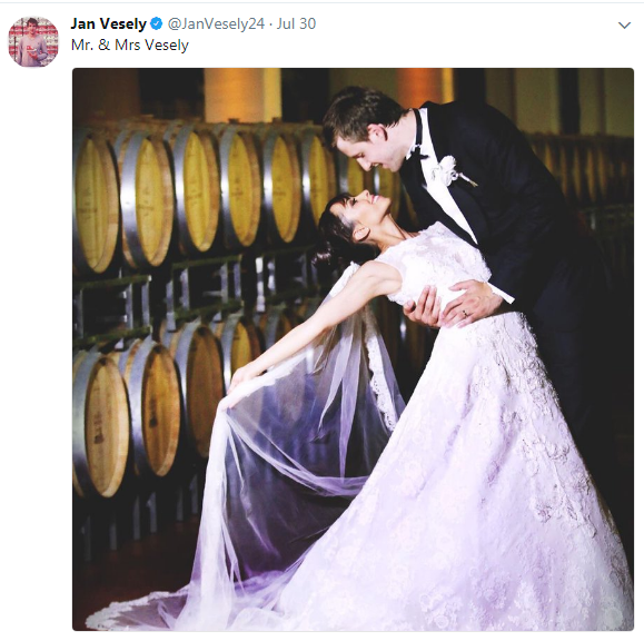 גם עונת החתונות פגעה בנבחרת צ'כיה. יאן וסלי ואשתו הטרייה (צילום: מתוך טוויטר) (צילום: מתוך טוויטר)