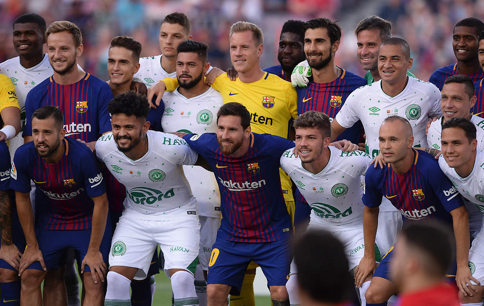 Участники матча Барселона - Шапекоэнсе. Фото: AFP