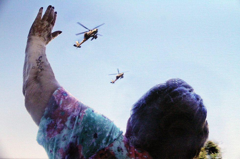 הסבתא ניצולת השואה פרניה גולדהר תועדה לפני כמה שנים כשנופפה לשלום לנכדה, שהטיס מסוק קרב - השמאלי מבין המסוקים  (צילום:  אלי גולדהר) (צילום:  אלי גולדהר)
