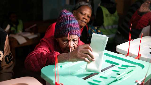 הצביעה לנשיא קנייטה. לידיה גאטוני, בת 102, בקלפי (צילום: רויטרס) (צילום: רויטרס)