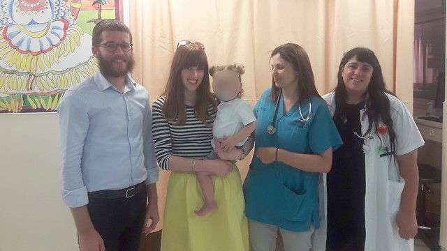 Мальчик с родителями и врачами в больнице "Меир"