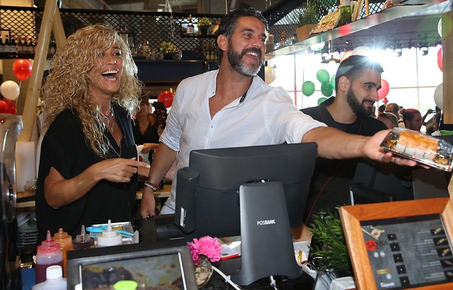 פנק אותה בסושי. ג'ובאני רוסו ומאיה פישל (צילום: לנס הפקות) פנק אותה בסושי. ג'ובאני רוסו ומאיה פישל (צילום: לנס הפקות)