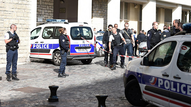 כוחות הביטחון של צרפת אחרי הדריסה. חיכה לחיילים והאיץ לעברם (צילום: AFP) (צילום: AFP)
