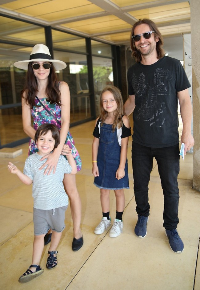 בלי עין הרע. פיטר רוט ונטע גרטי עם הבת הלנה והבן אריק (צילום: סיון פרג') בלי עין הרע. פיטר רוט ונטע גרטי עם הבת הלנה והבן אריק (צילום: סיון פרג')