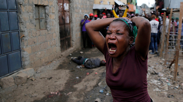 אישה צועקת ומאחוריה גופת מפגין הרוג בניירובי (צילום: רויטרס) (צילום: רויטרס)
