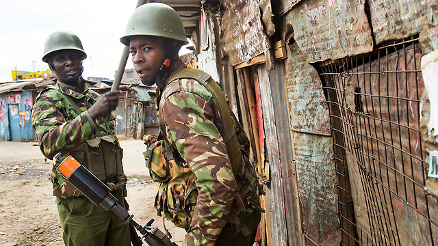 אנשי ביטחון קנתיים במרדף אחר מפגיני אופוזיציה בניירובי (צילום: AP) (צילום: AP)