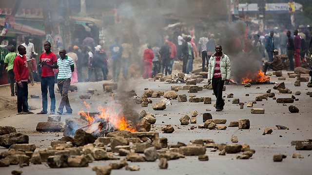 מפגינים הבעירו אש והשליכו אבנים לעבר כוחות הביטחון בבירה (צילום: AP) (צילום: AP)