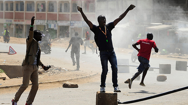מפגין אחד לפחות נהרג בעיר. תומכי אודינגה בקיסומו (צילום: AFP) (צילום: AFP)