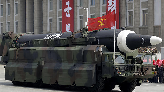 תצוגה צפון קוריאנית של הוואסונג-12 (צילום: AP) (צילום: AP)