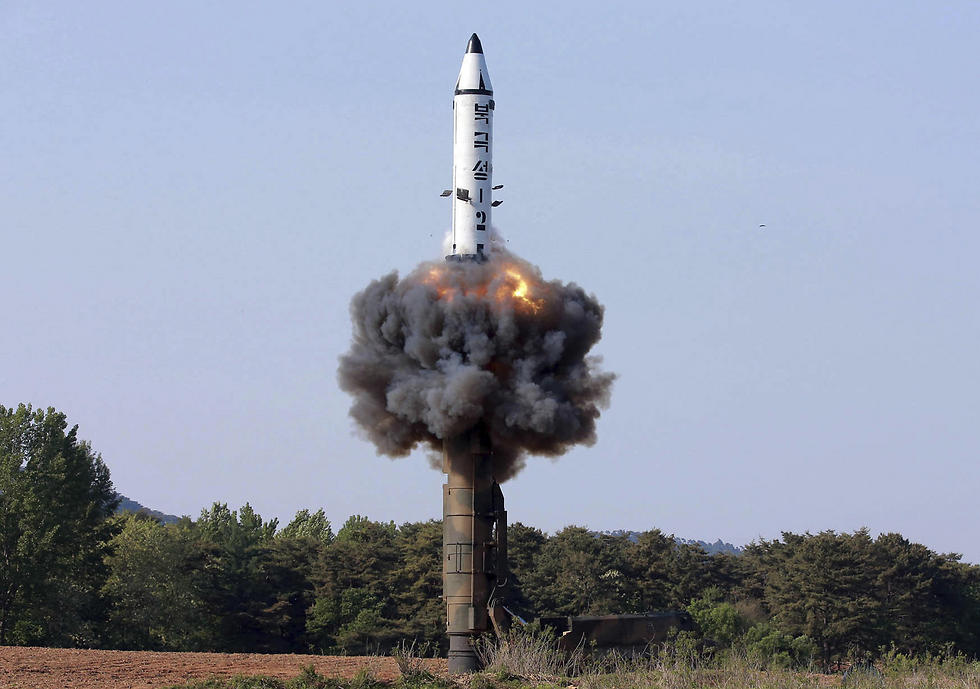 שיגור טיל בליסטי של צפון קוריאה (צילום: AP) (צילום: AP)