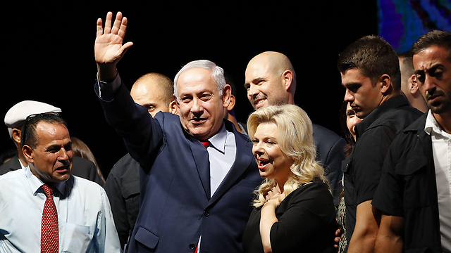 Netanyahu with his wife and his supporters at the rally (Photo: AFP)