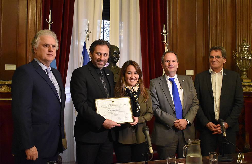 Dr. Alejandro Roisentul, second from the left, receiving the award