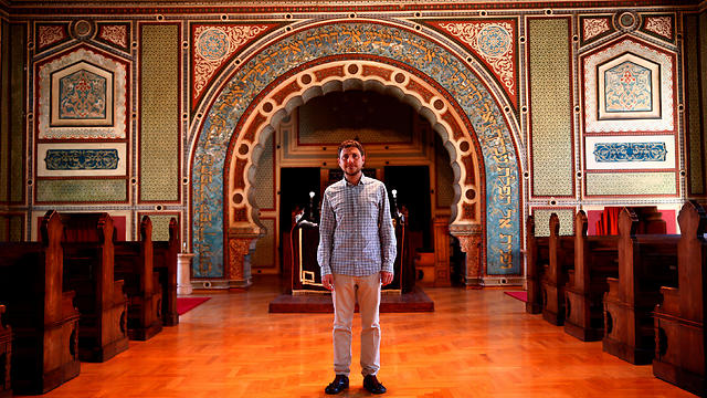 Rabbi's assistant Igor Kozemjakin, at Sarajevo Ashkenazi Synagogue in Sarajevo, Bosnia and Herzegovina (Photo: Reuters)