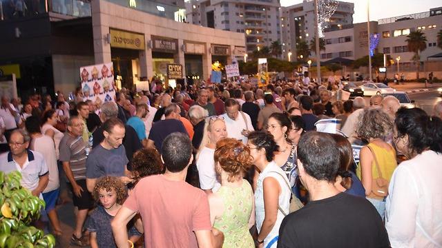 Protesters in Petah Tikva calling on AG to push forward with PM's investigations (Photos: Yair Sagi)
