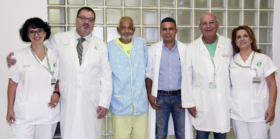 Пациент Йегуда Канделакер с врачами, принимавшими участие в его спасении. Фото: Рахель Давид ("Сорока")