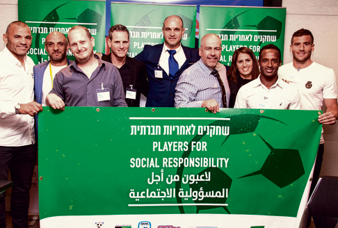 הכדורגלנים הישראלים בהשקת הפרויקט באנגליה
