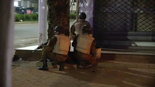 כוחות הביטחון סמוך למסעדה (צילום: רויטרס) (צילום: רויטרס)