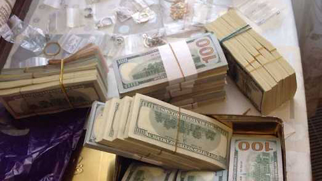 הכסף שאותר בדירתו. 350 אלף דולר במזומן (צילום: המכס הרוסי ) (צילום: המכס הרוסי )