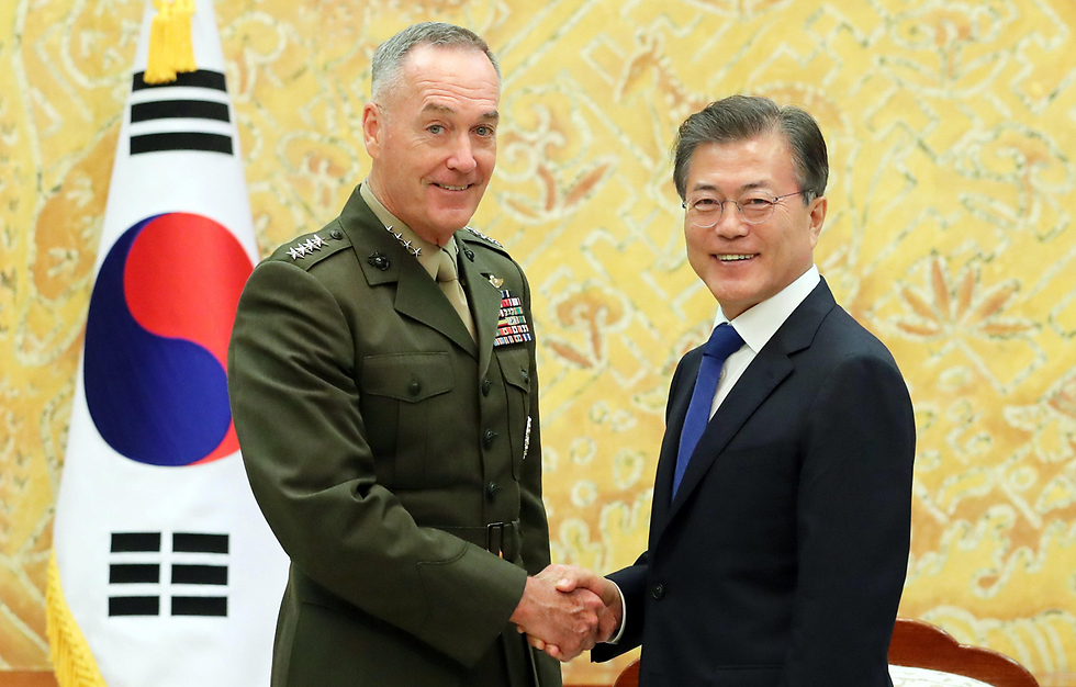 נשיא דרום קוריאה ומפקד המטות המשולבים של צבא ארה"ב, היום (צילום: EPA) (צילום: EPA)