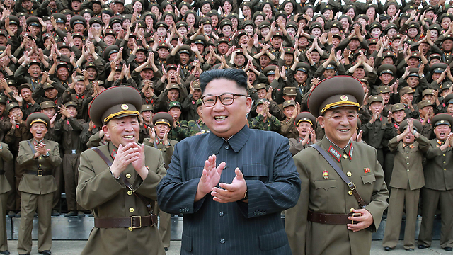 סנקציות מרוככות. השליט הצפון קוריאני קים ג'ונג און (צילום: AP) (צילום: AP)