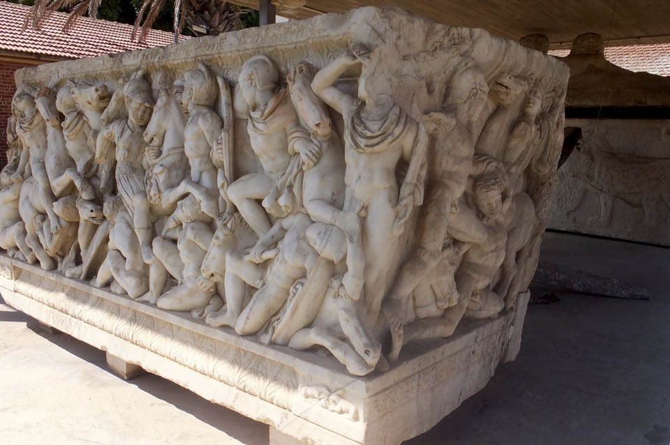 Саркофаг со сценой боя греков с галатами