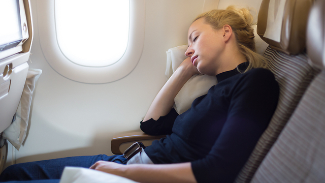 הרוב מעדיפים להעביר את הטיסה בשינה. די מובן (צילום: shutterstock) (צילום: shutterstock)