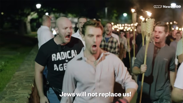 צעדת לפידים בווירג'יניה ביום שישי בשבוע שעבר, יממה לפני המהומות בשרלוטסוויל. הגזענים צעקו "יהודים לא יחליפו אותנו!" (צילום: יוטיוב) (צילום: יוטיוב)